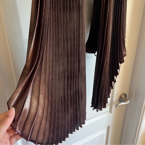 L'IDEE Black Tie Gown With Drama Sleeves Amaro Shine
size US 4 NEW! with tags! - Picture 12 of 13